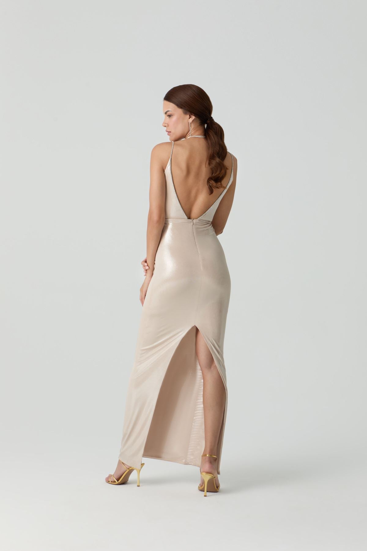 BEYDA UZAL – Robe Longue Décolleté Plongeant en Beige Brillant – ÉDITION COUTURE